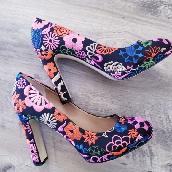 Sold Tahari Brentwood Floral Embroidered Pumps - Picture 5 of 6